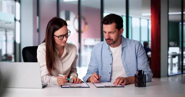 Osoba planująca strategię na tablicy